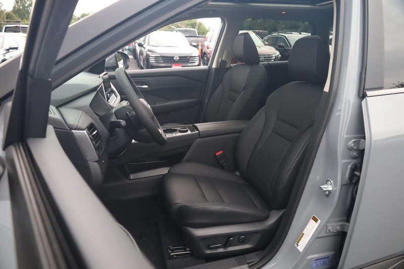 Nissan Rogue Vehicle Full-screen Gallery Image 10