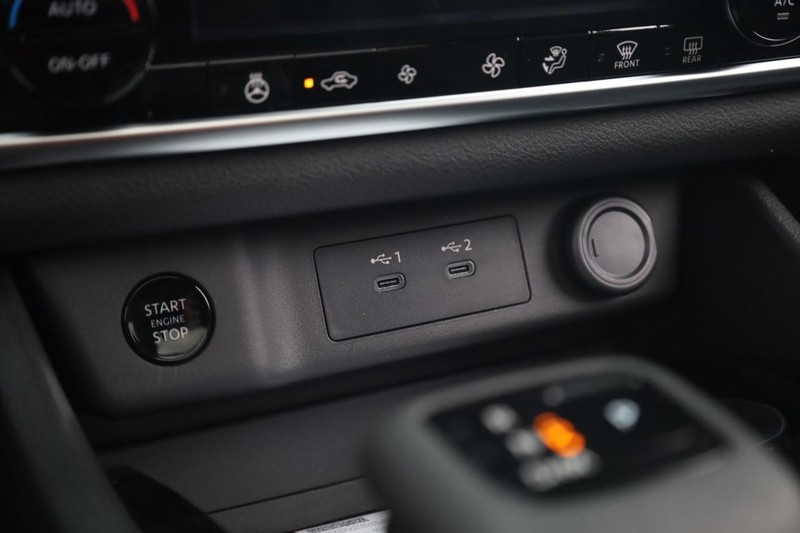 Nissan Rogue Vehicle Full-screen Gallery Image 16