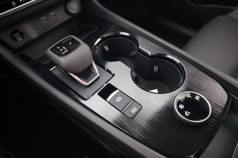 Nissan Rogue Vehicle Full-screen Gallery Image 17