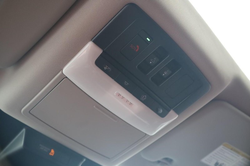 Nissan Rogue Vehicle Full-screen Gallery Image 18