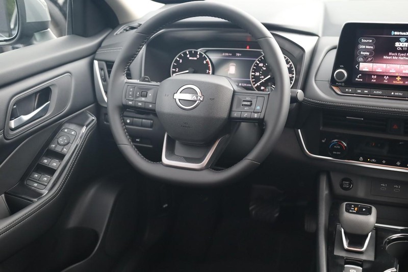 Nissan Rogue Vehicle Full-screen Gallery Image 25