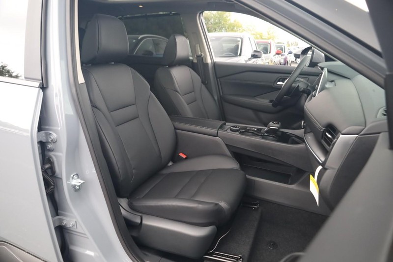 Nissan Rogue Vehicle Full-screen Gallery Image 27