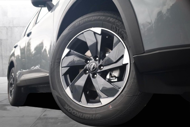 Nissan Rogue Vehicle Image 03