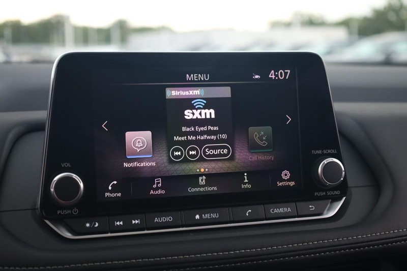 Nissan Rogue Vehicle Image 13