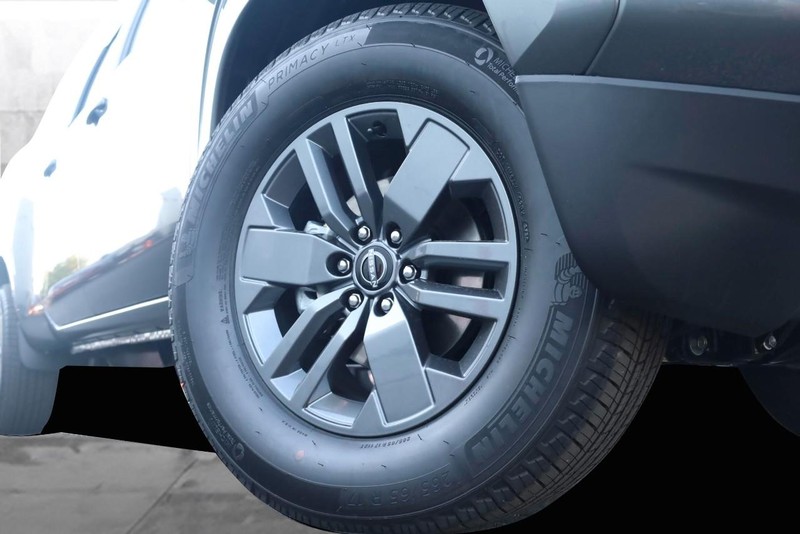 Nissan Frontier Vehicle Full-screen Gallery Image 3