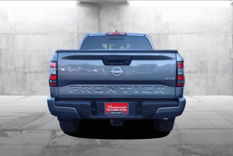 Nissan Frontier Vehicle Full-screen Gallery Image 6