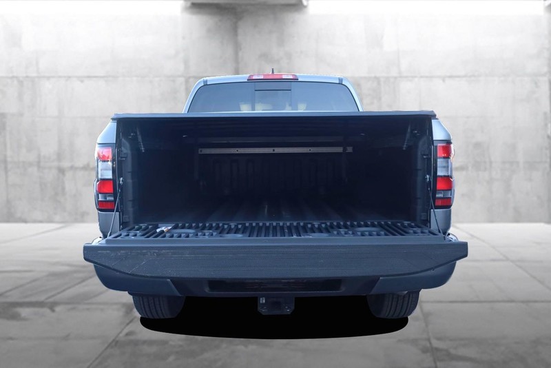 Nissan Frontier Vehicle Full-screen Gallery Image 7