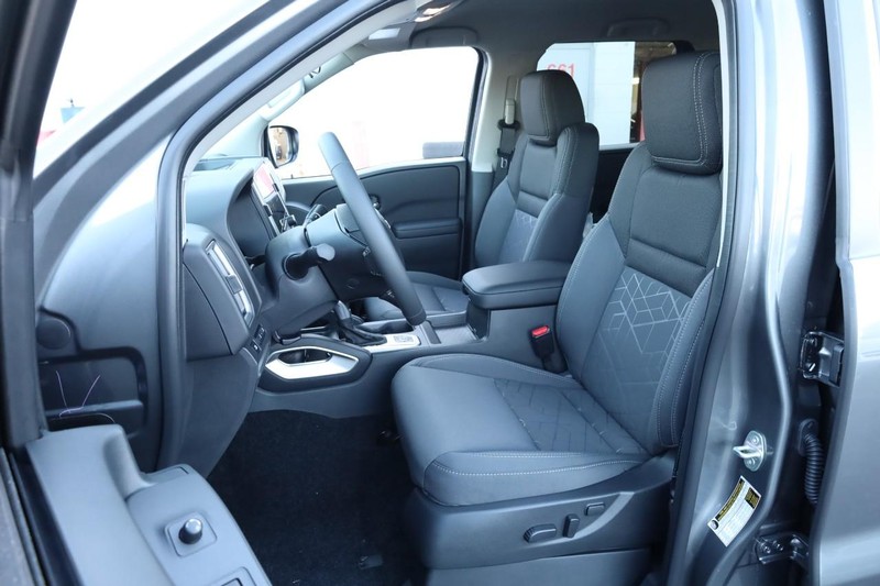 Nissan Frontier Vehicle Full-screen Gallery Image 8