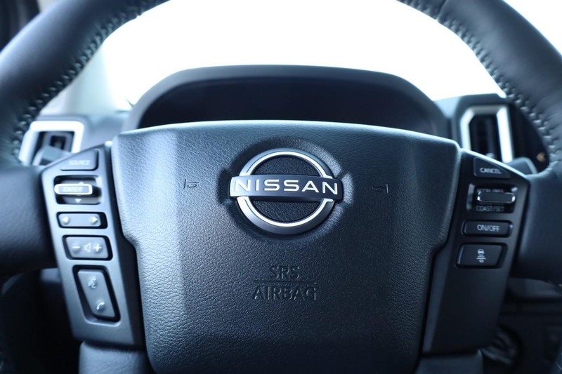 Nissan Frontier Vehicle Full-screen Gallery Image 9