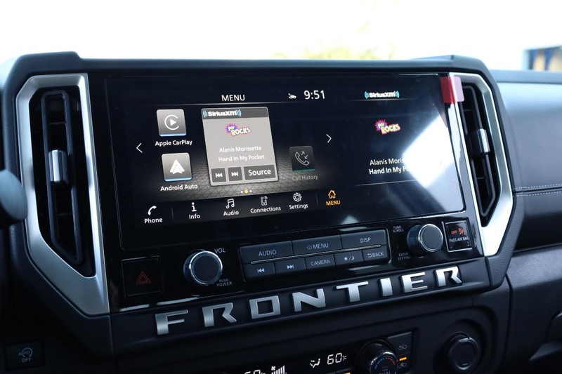 Nissan Frontier Vehicle Full-screen Gallery Image 11