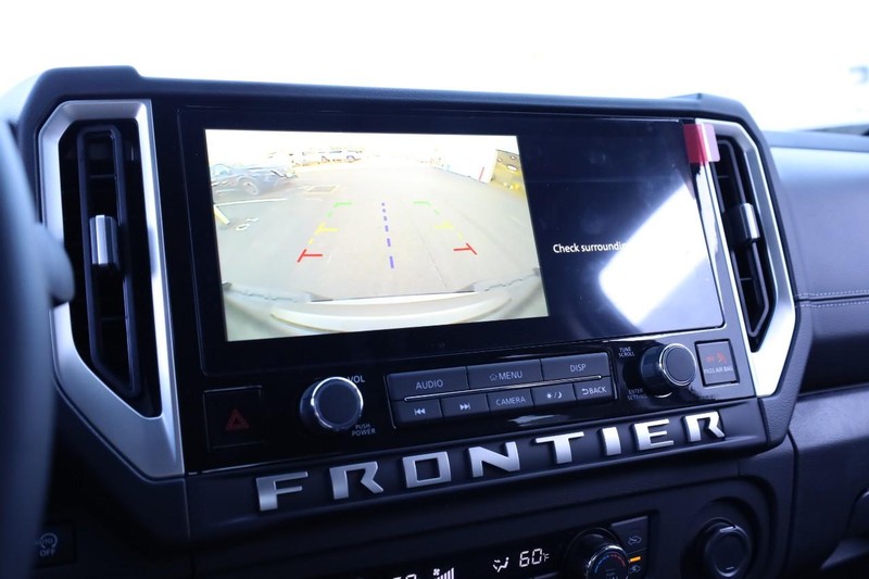 Nissan Frontier Vehicle Full-screen Gallery Image 12