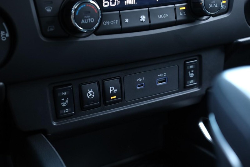 Nissan Frontier Vehicle Full-screen Gallery Image 14