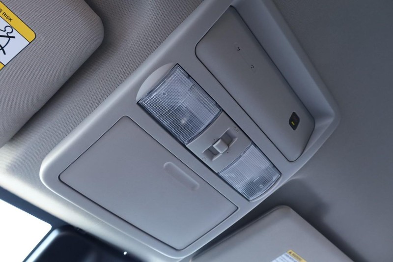 Nissan Frontier Vehicle Full-screen Gallery Image 17