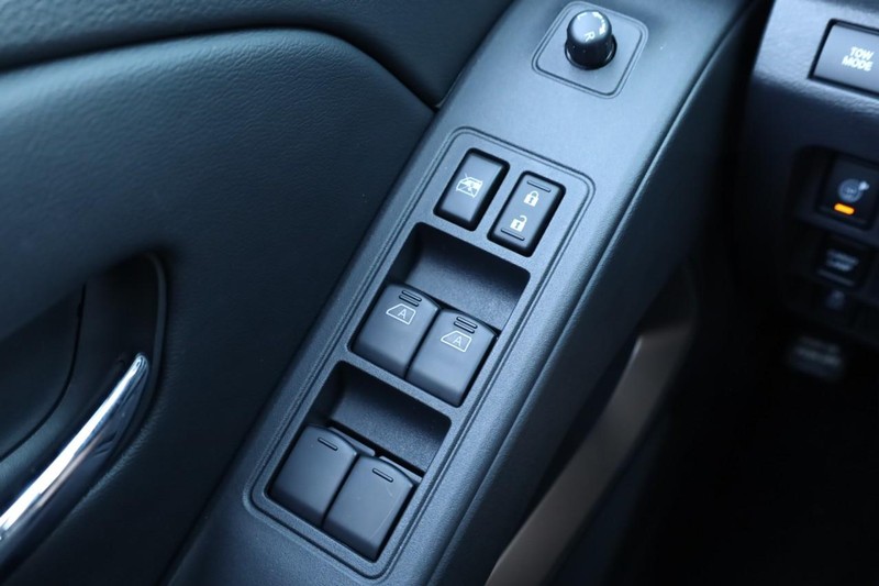 Nissan Frontier Vehicle Full-screen Gallery Image 18