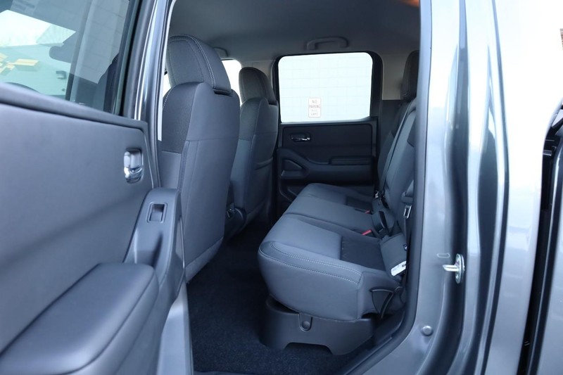 Nissan Frontier Vehicle Full-screen Gallery Image 21
