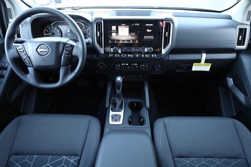 Nissan Frontier Vehicle Full-screen Gallery Image 23