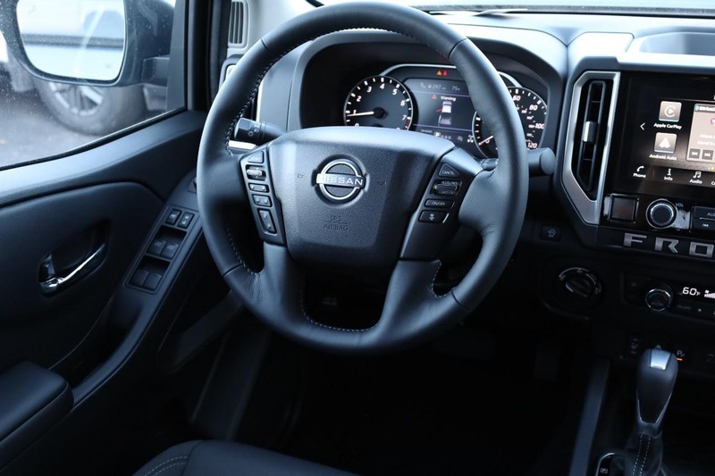 Nissan Frontier Vehicle Full-screen Gallery Image 24