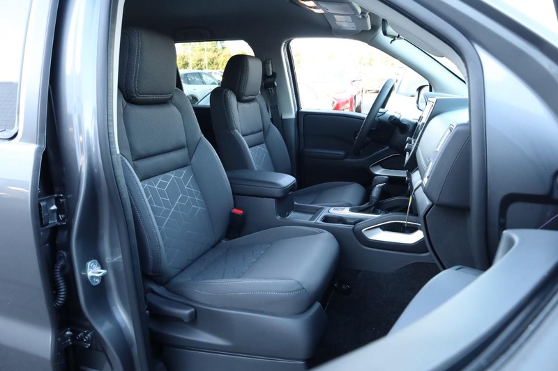 Nissan Frontier Vehicle Full-screen Gallery Image 25