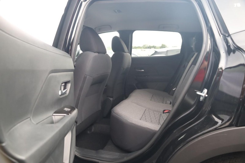 Nissan Kicks Vehicle Full-screen Gallery Image 21