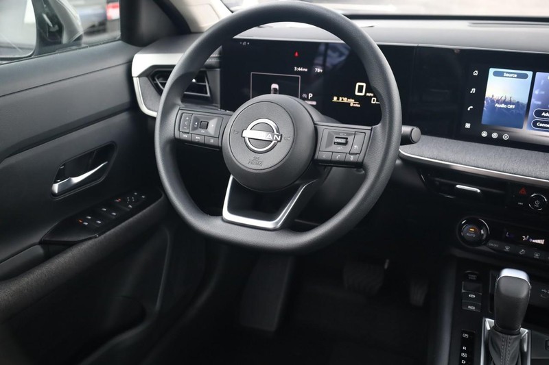Nissan Kicks Vehicle Full-screen Gallery Image 23