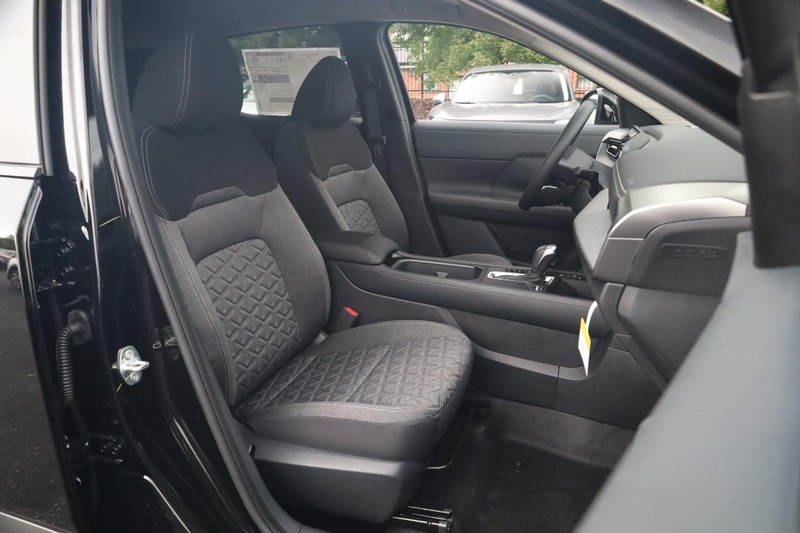 Nissan Kicks Vehicle Full-screen Gallery Image 24