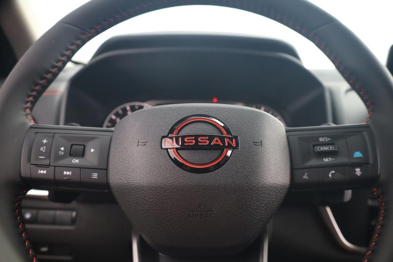 Nissan Rogue Vehicle Full-screen Gallery Image 9