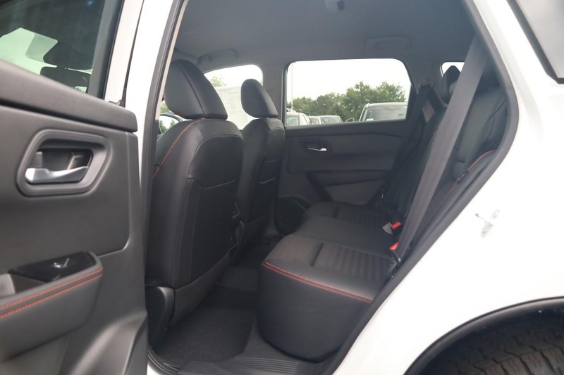 Nissan Rogue Vehicle Full-screen Gallery Image 21