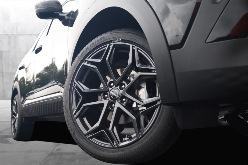 Nissan Kicks Vehicle Full-screen Gallery Image 3