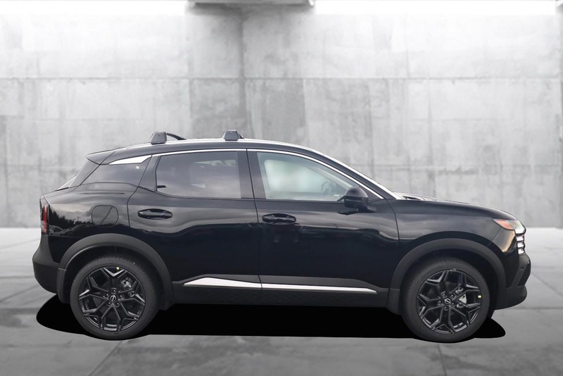 Nissan Kicks Vehicle Full-screen Gallery Image 5