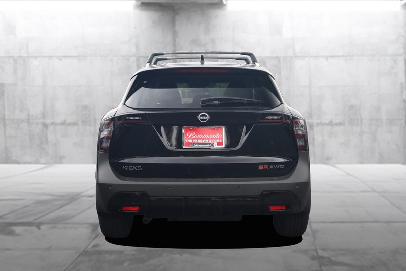 Nissan Kicks Vehicle Full-screen Gallery Image 6