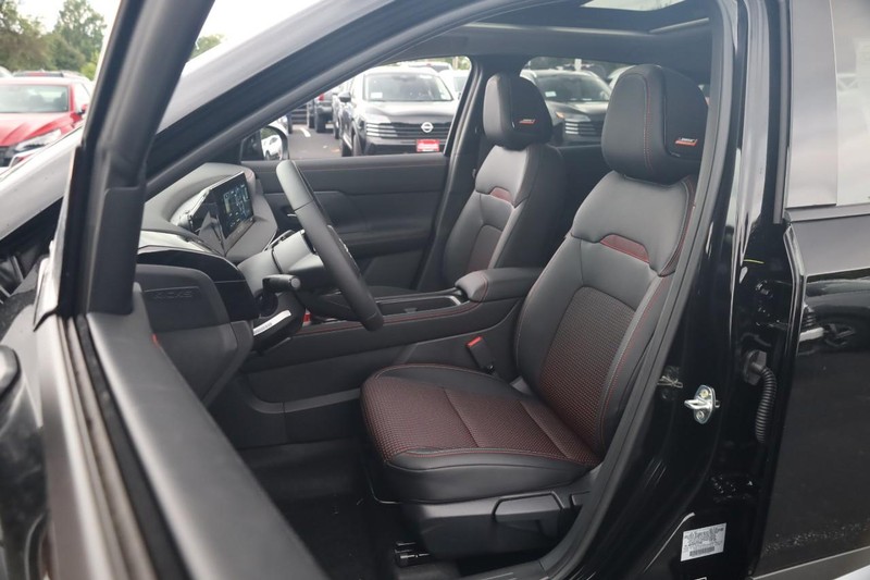 Nissan Kicks Vehicle Full-screen Gallery Image 9