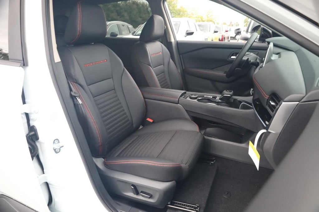 Nissan Rogue Vehicle Image 25