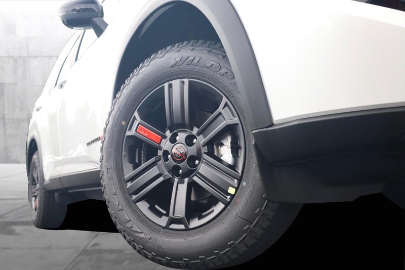 Nissan Rogue Vehicle Full-screen Gallery Image 3