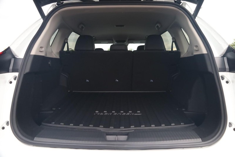 Nissan Rogue Vehicle Full-screen Gallery Image 7