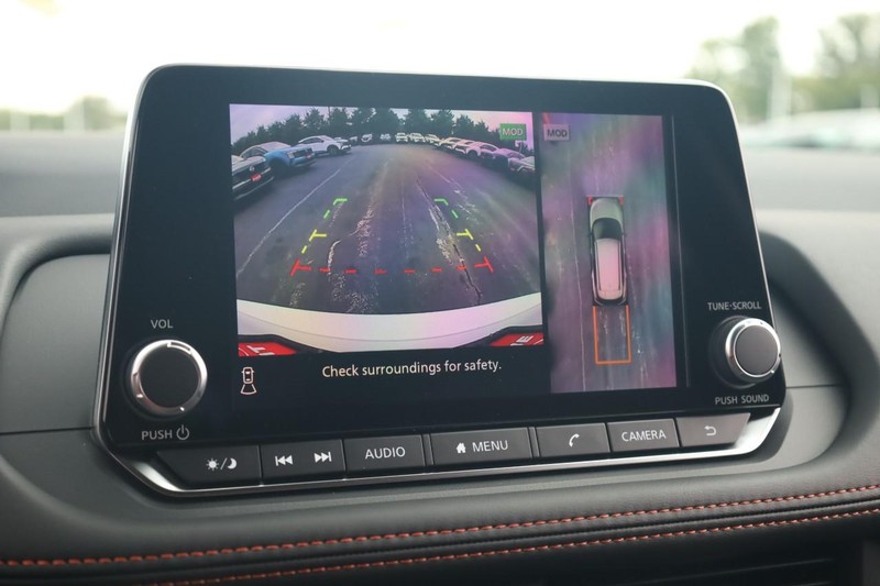 Nissan Rogue Vehicle Full-screen Gallery Image 12