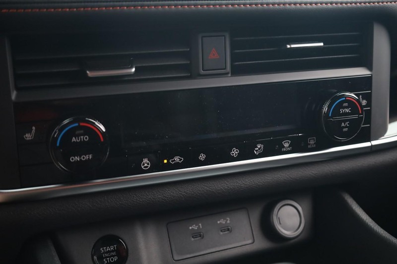 Nissan Rogue Vehicle Full-screen Gallery Image 13