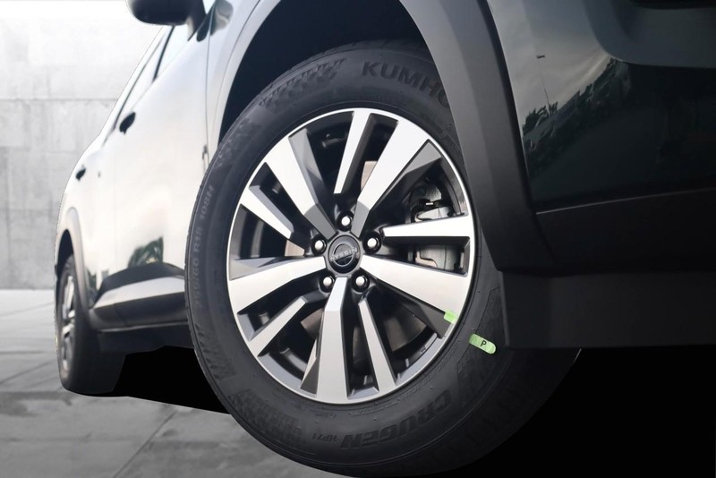 Nissan Pathfinder Vehicle Full-screen Gallery Image 3