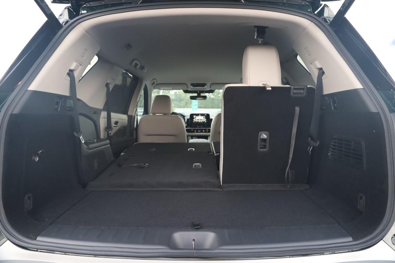 Nissan Pathfinder Vehicle Full-screen Gallery Image 8