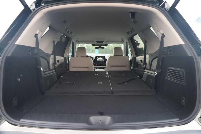 Nissan Pathfinder Vehicle Full-screen Gallery Image 9