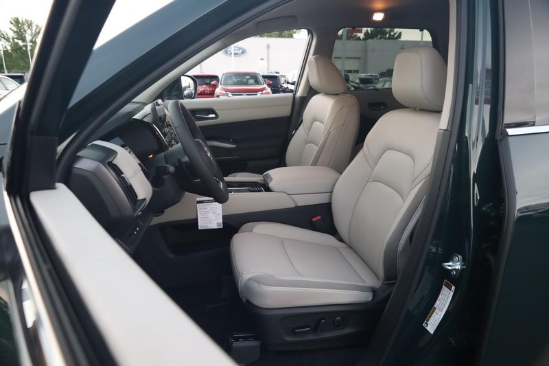 Nissan Pathfinder Vehicle Full-screen Gallery Image 10