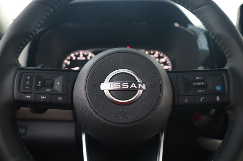 Nissan Pathfinder Vehicle Full-screen Gallery Image 11