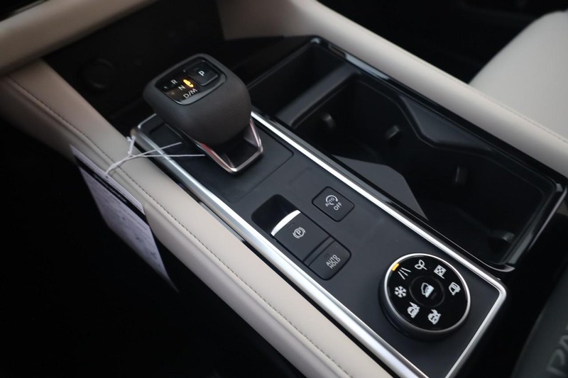 Nissan Pathfinder Vehicle Full-screen Gallery Image 18