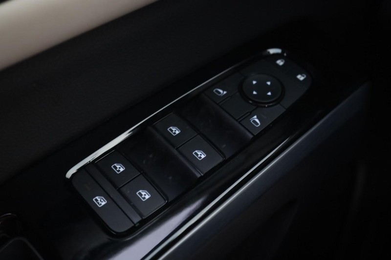 Nissan Pathfinder Vehicle Full-screen Gallery Image 20