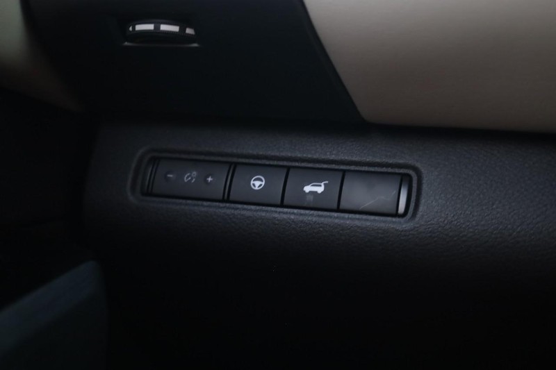 Nissan Pathfinder Vehicle Full-screen Gallery Image 21