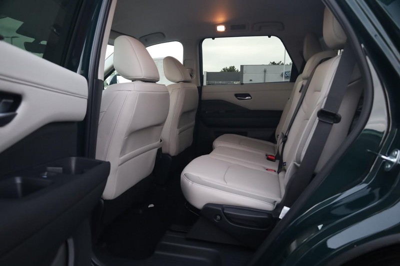 Nissan Pathfinder Vehicle Full-screen Gallery Image 23