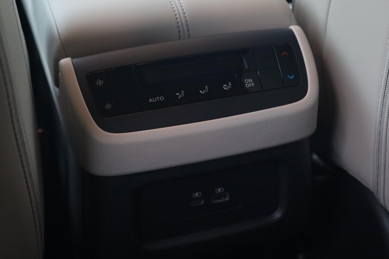 Nissan Pathfinder Vehicle Full-screen Gallery Image 24