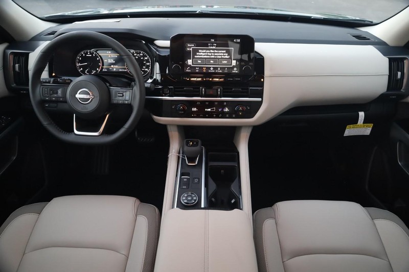 Nissan Pathfinder Vehicle Full-screen Gallery Image 25