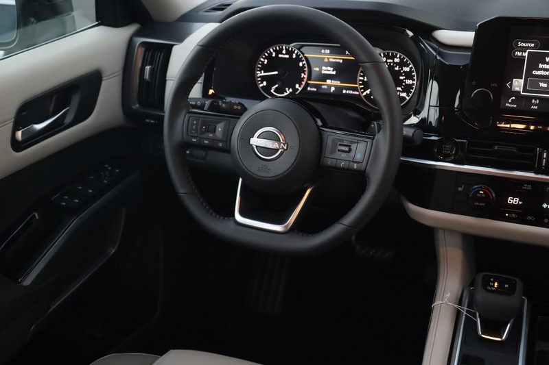 Nissan Pathfinder Vehicle Full-screen Gallery Image 26