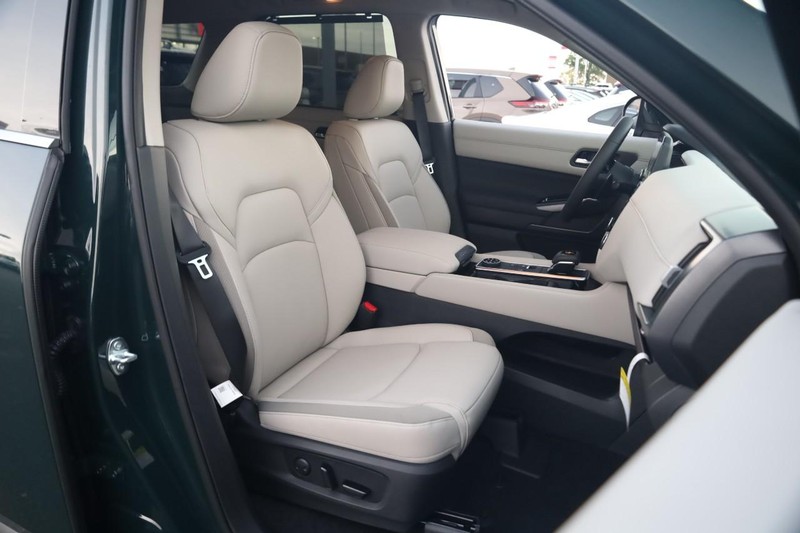 Nissan Pathfinder Vehicle Full-screen Gallery Image 28