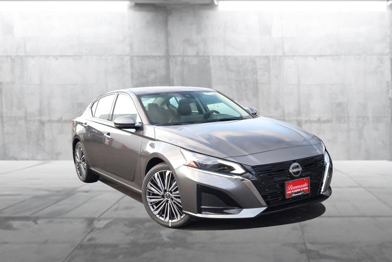 Nissan Altima Vehicle Full-screen Gallery Image 2